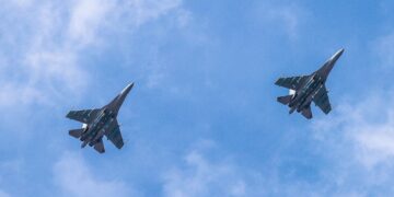 Πύραυλο Αέρος – Αέρος PL-17 σε μαχητικά J-16 Flanker παρουσίασε ο Κινεζικός Στρατός