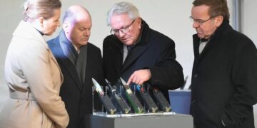 Η Ευρώπη χρειάζεται μία δεκαετία για να αντικαταστήσει το απόθεμα πυρομαχικών που πήγε προς την Ουκρανία ανέφερε ο CEO της Rheinmetall