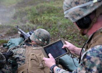 Αμερικανοί Πεζοναύτες εκπαιδεύονται μέσω λογισμικού Τεχνητής Νοημοσύνης για συνεργατική δράση με ρομποτικά οχήματα εδάφους