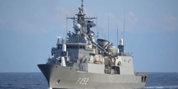 H Φρεγάτα ΥΔΡΑ έβαλε έναντι 2 εχθρικών μη επανδρωμένων αεροσκαφών προστατεύοντας εμπορικό πλοίο