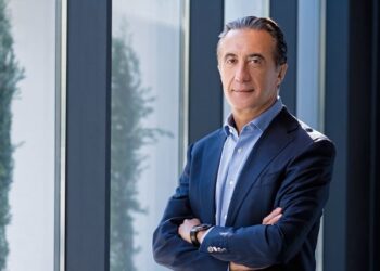 Βράβευση του Κ. Χατζημηνά Ιδρυτή του EFA GROUP κατά την απονομή του βραβείου «Διεθνώς Αναπτυσσόμενος Επιχειρηματίας» του διαγωνισμού της EY