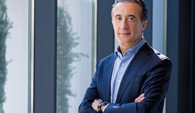 Βράβευση του Κ. Χατζημηνά Ιδρυτή του EFA GROUP κατά την απονομή του βραβείου «Διεθνώς Αναπτυσσόμενος Επιχειρηματίας» του διαγωνισμού της EY