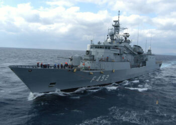 Η Ελληνική Φρεγάτα ΥΔΡΑ (F452) κατέρριψε εχθρικό UAV και απομάκρυνε άλλο ένα με το πυροβόλο της