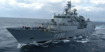 Η Ελληνική Φρεγάτα ΥΔΡΑ (F452) κατέρριψε εχθρικό UAV και απομάκρυνε άλλο ένα με το πυροβόλο της