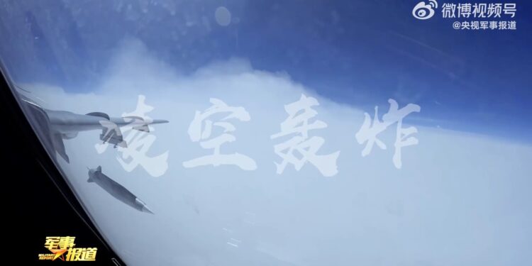 Εκτόξευση αντιπλοϊκού βαλλιστικού πυραύλου από κινεζικό βομβαριστικό Η-6 – Διαμορφώνοντας Ζώνες Άρνησης και Αντιπρόσβασης Περιοχής