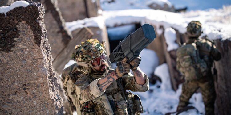 Η Μονάδα Αμυντικής Καινοτομίας των ΗΠΑ και η Σιγκαπούρη υπέγραψαν συνεργασία για αντιμετώπιση μη επανδρωμένων μέσων – Διδάγματα για το ΕΛΚΑΚ