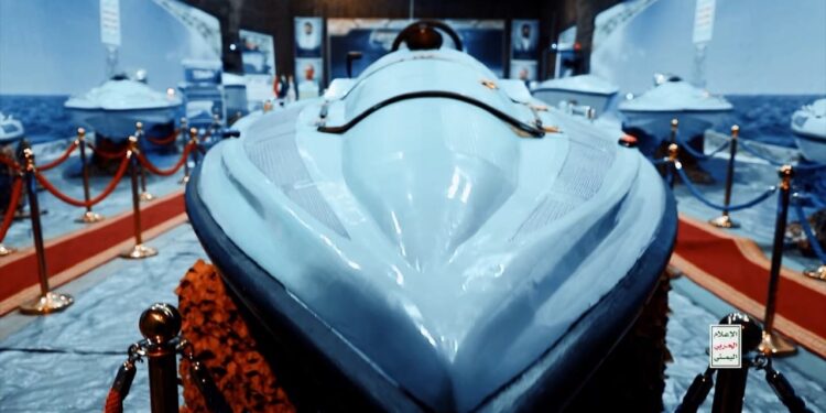 Το μη επανδρωμένο σκάφος επιφανείας (USV) Tufan-1 παρουσίασαν οι Χούθι μετά την βύθιση του ελληνόκτητου πλοίου