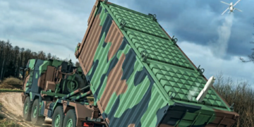 Φορτηγά εμπορευματοκιβώτια ως μέσα εκτόξευσης 126 περιφερόμενων πυρομαχικών Hero-120 από τις UVision και Rheinmetall