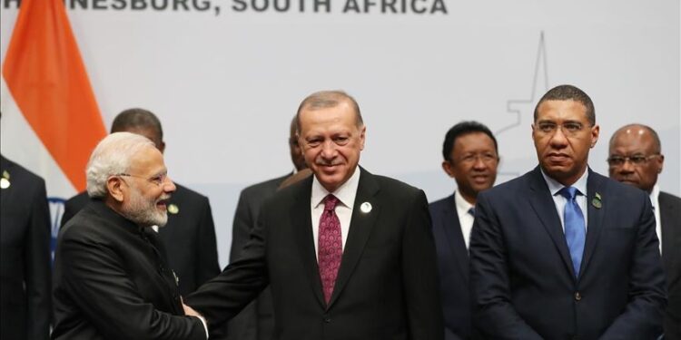 Η Τουρκία στα BRICS, η κυριαρχία της Κίνας στα ηλεκτρικά αυτοκίνητα και ο έλεγχος των ενεργειακών πόρων του πλανήτη