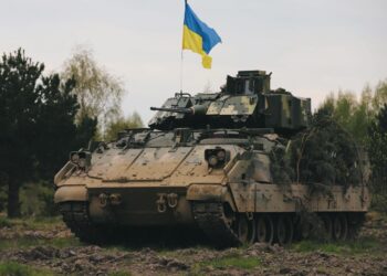 Ουκρανικό τεθωρακισμένο Bradley καταρρίπτει FPV Drone μέσω θερμικής κάμερας και πολυβόλου M242 Bushmaster