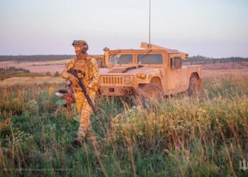 Oι Ουκρανοί Πεζοναύτες χρησιμοποιούν M1152A1 Humvee με εκτοξευτές ρουκετών LAND-LGR4 για υποστήριξη Δυνάμεων Πεζικού