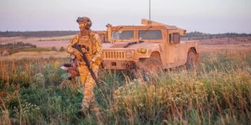 Oι Ουκρανοί Πεζοναύτες χρησιμοποιούν M1152A1 Humvee με εκτοξευτές ρουκετών LAND-LGR4 για υποστήριξη Δυνάμεων Πεζικού