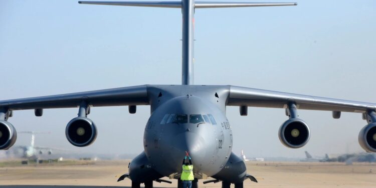 Κινεζικό μεταγωγικό αεροσκάφος Υ-20 στρατιωτικού τύπου προσγειώθηκε στην Μόσχα – Ερωτήματα αναφορικά με το φορτίο
