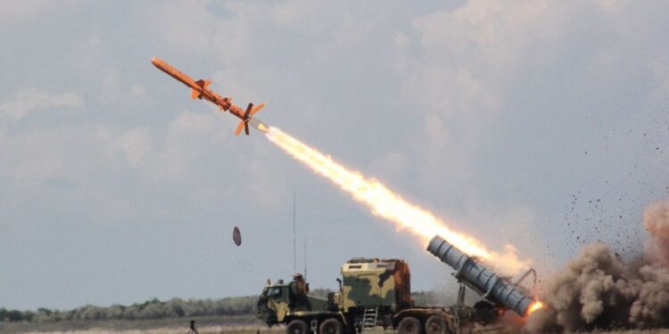 Ουκρανικοί κατευθυνόμενοι πύραυλοι Neptune φαίνεται να βύθισαν ρωσικό πλοίο μεταφοράς καυσίμων στο λιμάνι Kavkaz