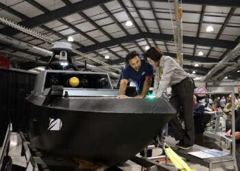 Παρουσίαση του μη επανδρωμένου σκάφους επιφανείας Swift-Sea-Stalker με ικανότητες εκτόξευσης βλημάτων ΑGM-179 JAGM