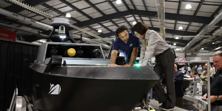 Παρουσίαση του μη επανδρωμένου σκάφους επιφανείας Swift-Sea-Stalker με ικανότητες εκτόξευσης βλημάτων ΑGM-179 JAGM