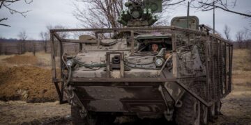 Αμερικανικά οχήματα Stryker κατά τις επιχειρήσεις τους στο Κουρσκ – Προηγμένοι αισθητήρες στοχοποίησης, διεξαγωγή ελιγμών και συνθηκών αιφνιδιασμού
