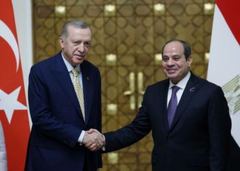 Η επαναπροσέγγιση Τουρκίας – Αιγύπτου, η αλλαγή στάσης στο ΥΠΕΞ και η αισθητή η απουσία του Νίκου Δένδια