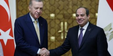 Η επαναπροσέγγιση Τουρκίας – Αιγύπτου, η αλλαγή στάσης στο ΥΠΕΞ και η αισθητή η απουσία του Νίκου Δένδια