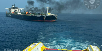 Το ελληνικό ναυαγοσωστικό Aigaion Pelagos, το ρυμουλκό Panormitis και η Φρεγάτα ΨΑΡΑ συνοδεύουν το τάνκερ “Sounion” σε επιχείρηση απεγκλωβισμού