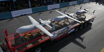 Το Ιράν παρουσίασε βελτιωμένη έκδοση του μη επανδρωμένου αεροσκάφους Shahed-136B μονής κατεύθυνσης