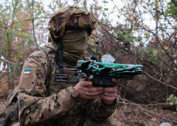 Εκτόξευση FPV drone από ελικόπτερα για καταστροφή εχθρικών μη επανδρωμένων σκαφών επιφανείας USV