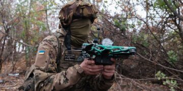 Εκτόξευση FPV drone από ελικόπτερα για καταστροφή εχθρικών μη επανδρωμένων σκαφών επιφανείας USV