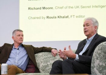 Επικεφαλής των CIA και MI-6 προειδοποιούν για μία “Άνευ προηγουμένου σειρά απειλών” που δημιουργούν Ρωσία και Κίνα στον Δυτικό Κόσμο