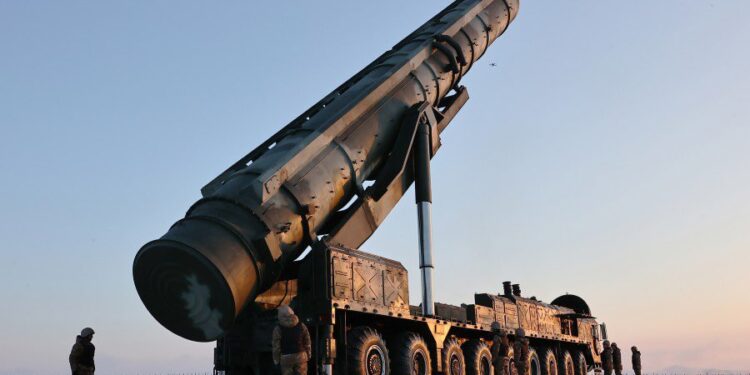 Eκτόξευση διηπειρωτικού βαλλιστικού πυραύλου από την Βόρεια Κορέα – Μήνυμα προς τις ΗΠΑ με παράλληλη αποστολή οπλιτών στο Κουρσκ