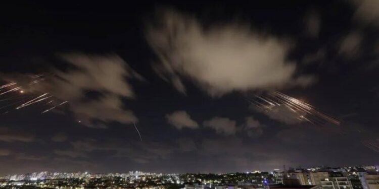 Πως επιχείρησε το Ιράν εναντίον του Ισραήλ – Απάντηση στις επιθέσεις του Ιράν με βαλλιστικούς πυραύλους ανακοίνωσε ο εκπρόσωπος τύπου του IDF