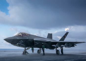 Βάπτισμα του πυρός για τα μαχητικά F-35C του Σώματος των Πεζοναυτών για βομβαρδισμό στόχων των Χούθι στην Υεμένη από το USS Abraham Lincoln