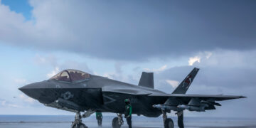 Βάπτισμα του πυρός για τα μαχητικά F-35C του Σώματος των Πεζοναυτών για βομβαρδισμό στόχων των Χούθι στην Υεμένη από το USS Abraham Lincoln