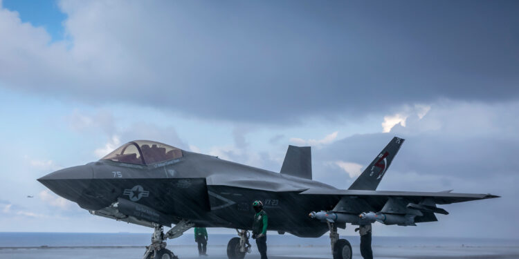 Βάπτισμα του πυρός για τα μαχητικά F-35C του Σώματος των Πεζοναυτών για βομβαρδισμό στόχων των Χούθι στην Υεμένη από το USS Abraham Lincoln