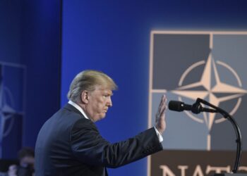 Ο Τραμπ ζητά αύξηση αμυντικών δαπανών στο 5% του ΑΕΠ για τα μέλη του ΝΑΤΟ και απειλεί με κυρώσεις αλλά και έξοδο των ΗΠΑ από την συμμαχία