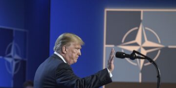 Ο Τραμπ ζητά αύξηση αμυντικών δαπανών στο 5% του ΑΕΠ για τα μέλη του ΝΑΤΟ και απειλεί με κυρώσεις αλλά και έξοδο των ΗΠΑ από την συμμαχία