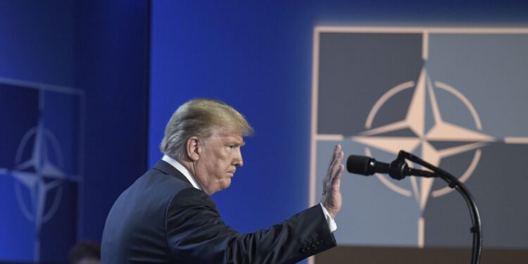 Ο Τραμπ ζητά αύξηση αμυντικών δαπανών στο 5% του ΑΕΠ για τα μέλη του ΝΑΤΟ και απειλεί με κυρώσεις αλλά και έξοδο των ΗΠΑ από την συμμαχία