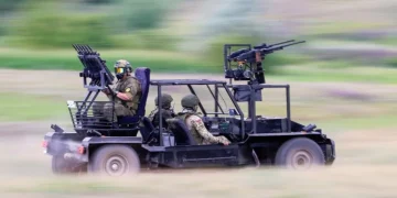 OSINT: Αυτοσχέδια anti-drone οχήματα με χρήση καραμπίνων και τυφεκίων ΑΚ-12 παρουσίασε το Ρωσικό Υπουργείο Άμυνας