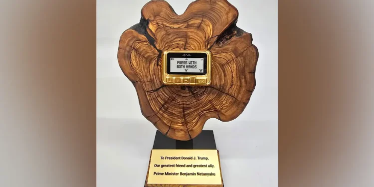 Χρυσό Pager παρέδωσε ως δώρο ο Μπενιαμίν Νετανιάχου στον Αμερικανό Πρόεδρο Ντόναλντ Τραμπ