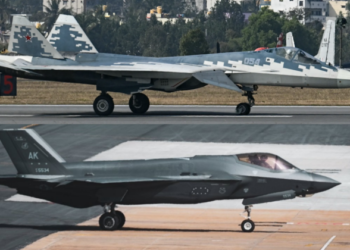 Ανατριχιαστική συνάντηση αμερικανικού F-35 και ρωσικού Su-57 στην έκθεση Aero India 2025