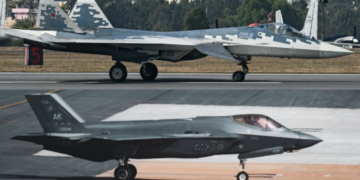 Ανατριχιαστική συνάντηση αμερικανικού F-35 και ρωσικού Su-57 στην έκθεση Aero India 2025