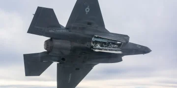 Πτήση F-35B με βλήματα METEOR στην εσωτερική καταπακτή του μαχητικού