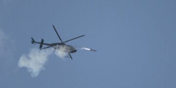 Επιτυχημένη εκτόξευση μη επανδρωμένου συστήματος Coyote της Raytheon από ελικόπτερο του Αμερικανικού Στρατού