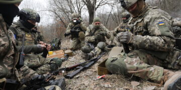 Οι ΗΠΑ επαναφέρουν την ροή στρατηγικών πληροφοριών μάχης στην Ουκρανία – Πίεση στη Ρωσία για εκεχειρία