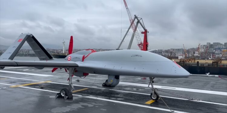 Το Bayraktar TB3 εκτόξευσε με επιτυχία το βλήμα UAV-122 έναντι θαλάσσιου στόχου