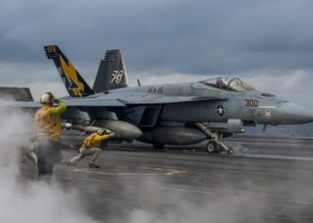 Πτώση F/A-18E Super Hornet από το USS Harry S. Truman στην Ερυθρά Θάλασσα – Το CNN αναφέρει για αποφυγή χτυπήματος από Χούθι