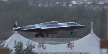 OSINT: Μαχητικό 6ης Γενιάς J-36 της Κίνας – Νέα πλάνα και εικόνες με εισαγωγή τεχνητής νοημοσύνης για δικτυοκεντρικές επιχειρήσεις του μαχητικού