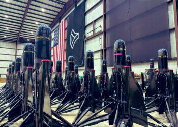 Η Anduril Industries περνά στην μαζική παραγωγή του επαναχρησιμοποιούμενου anti-drone “Roadrunner”