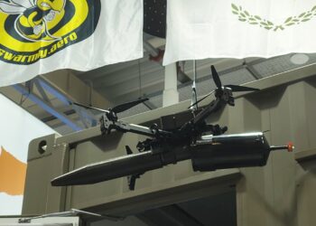 DEFEA-2025: Το πιο φονικό έκθεμα της έκθεσης με θερμοβαρική ρουκέτα σε FPV drone από την Κυπριακή Swarmly