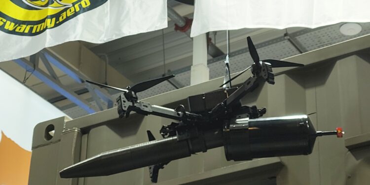 DEFEA-2025: Το πιο φονικό έκθεμα της έκθεσης με θερμοβαρική ρουκέτα σε FPV drone από την Κυπριακή Swarmly