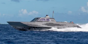 Εκτόξευση περιφερόμενων πυρομαχικών ALTIUS-700 από ταχύπλοα σκάφη ειδικών επιχειρήσεων Combatant Craft Medium (CCM)